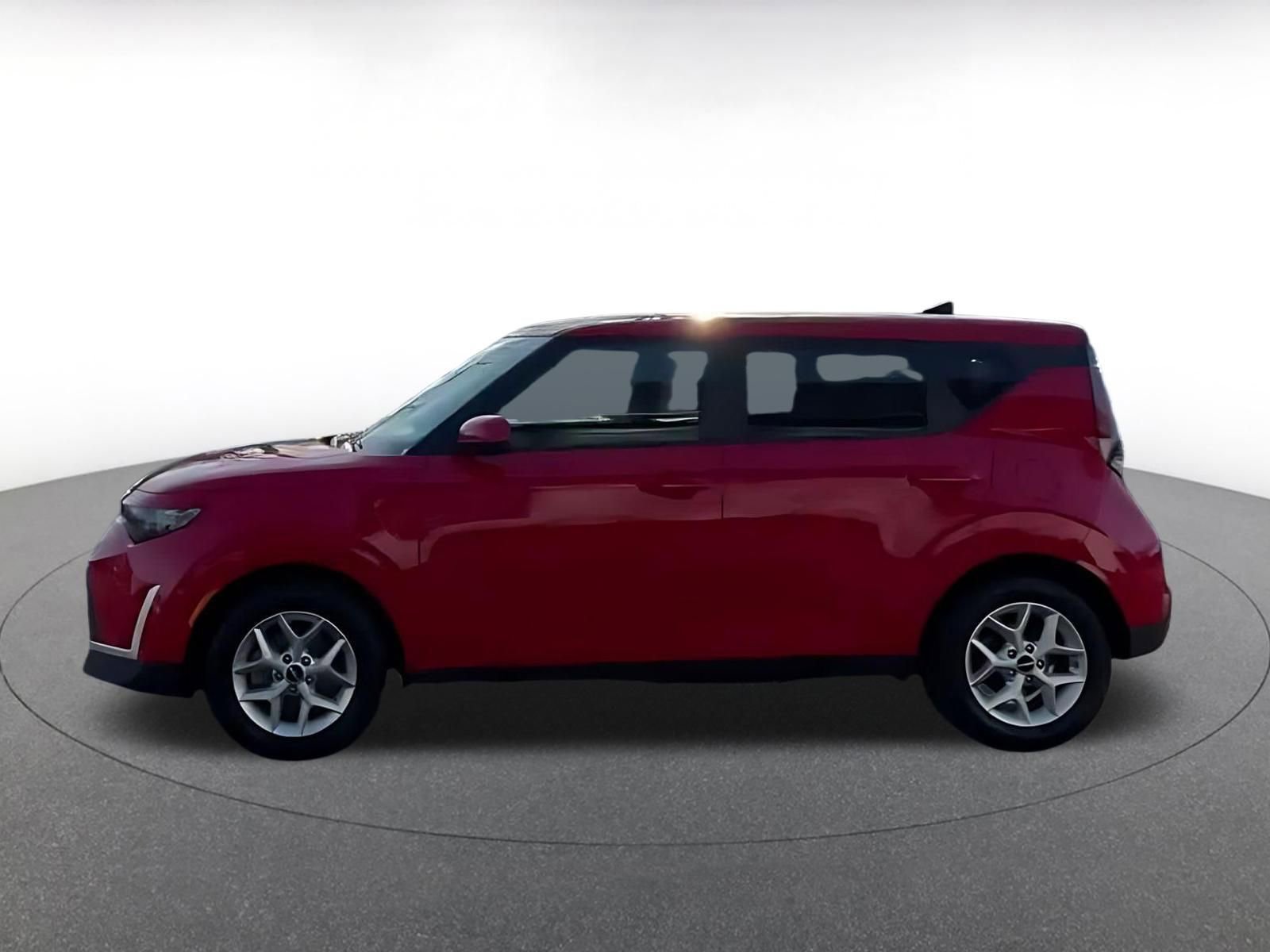 Used 2025 Kia Soul LX w/ LX Technology Package FWD image 4