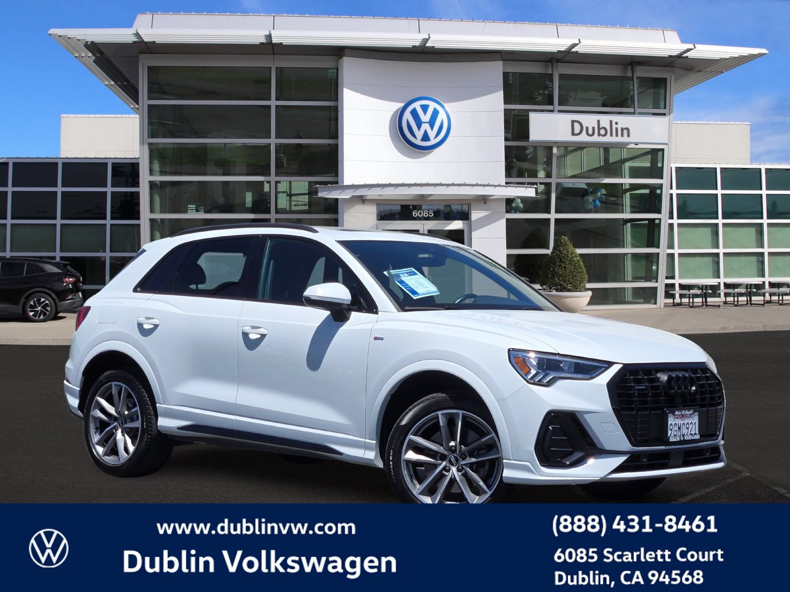 Used 2023 Audi Q3 2.0T Premium w/ Black Optic Sport Package AWD/4WD image 1