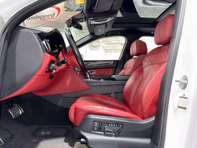 Used 2018 Bentley Bentayga image 47