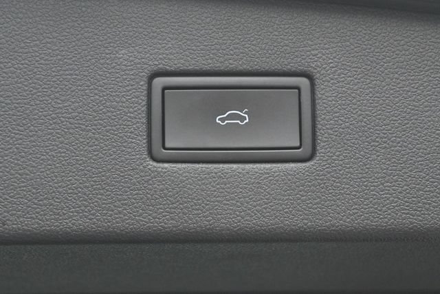 Used 2022 Volkswagen Tiguan SE AWD/4WD image 32