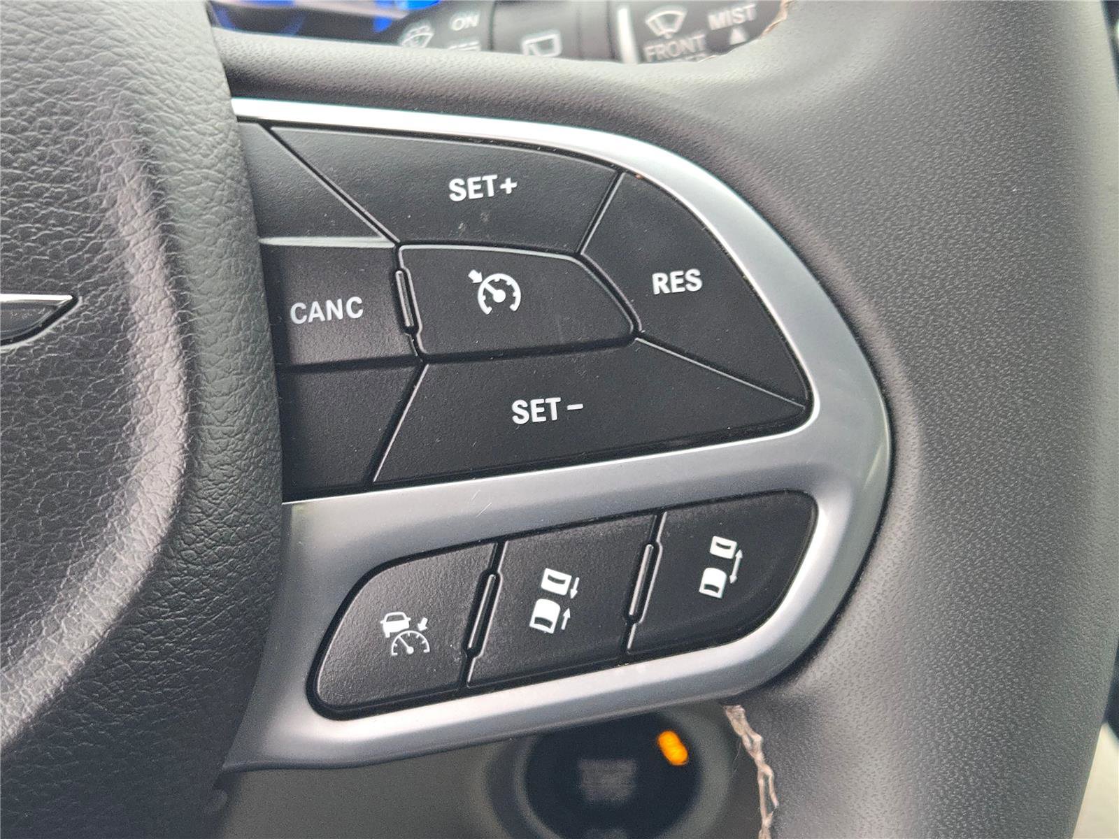 Certified 2024 Chrysler Pacifica Select image 33