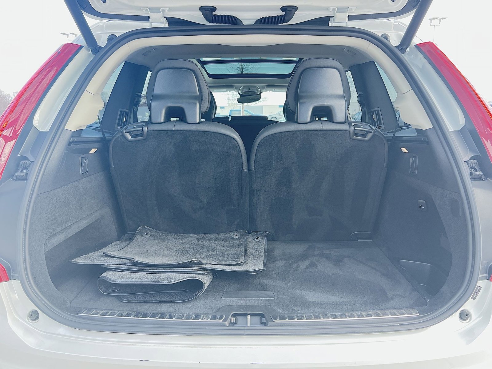 Certified 2025 Volvo XC90 B6 Plus image 27