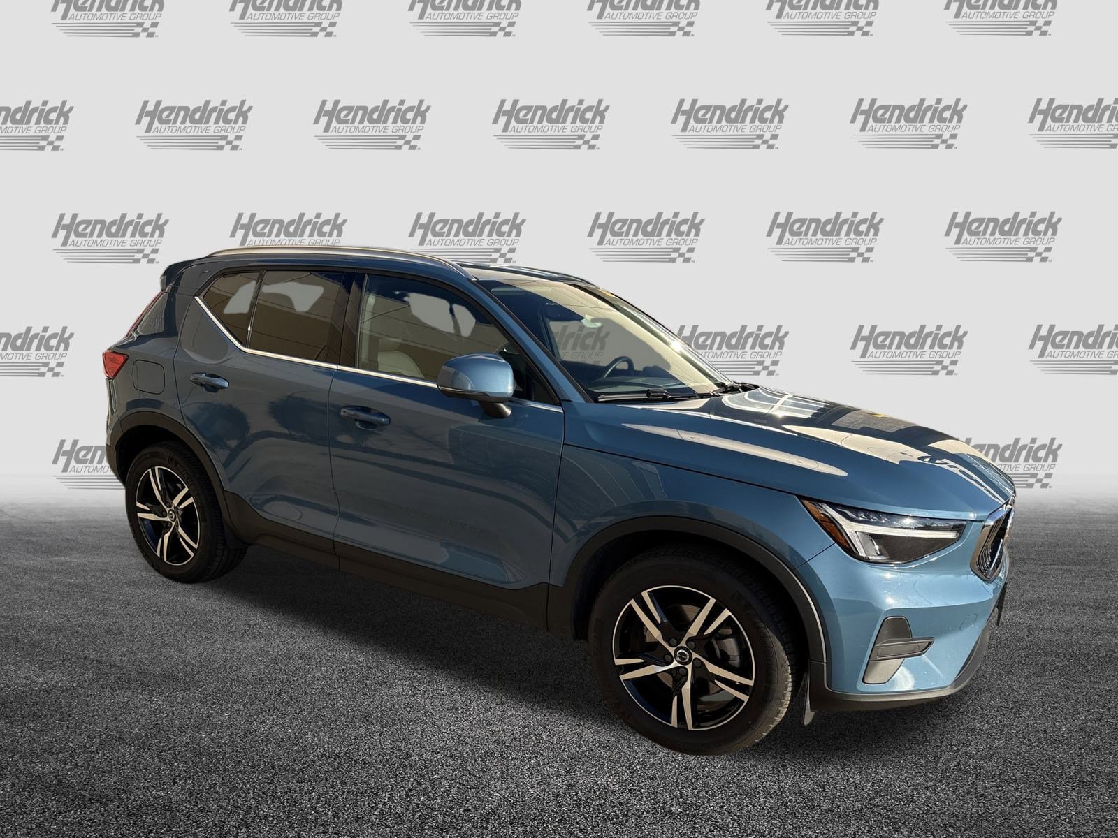 Used 2025 Volvo XC40 B5 Core image 2