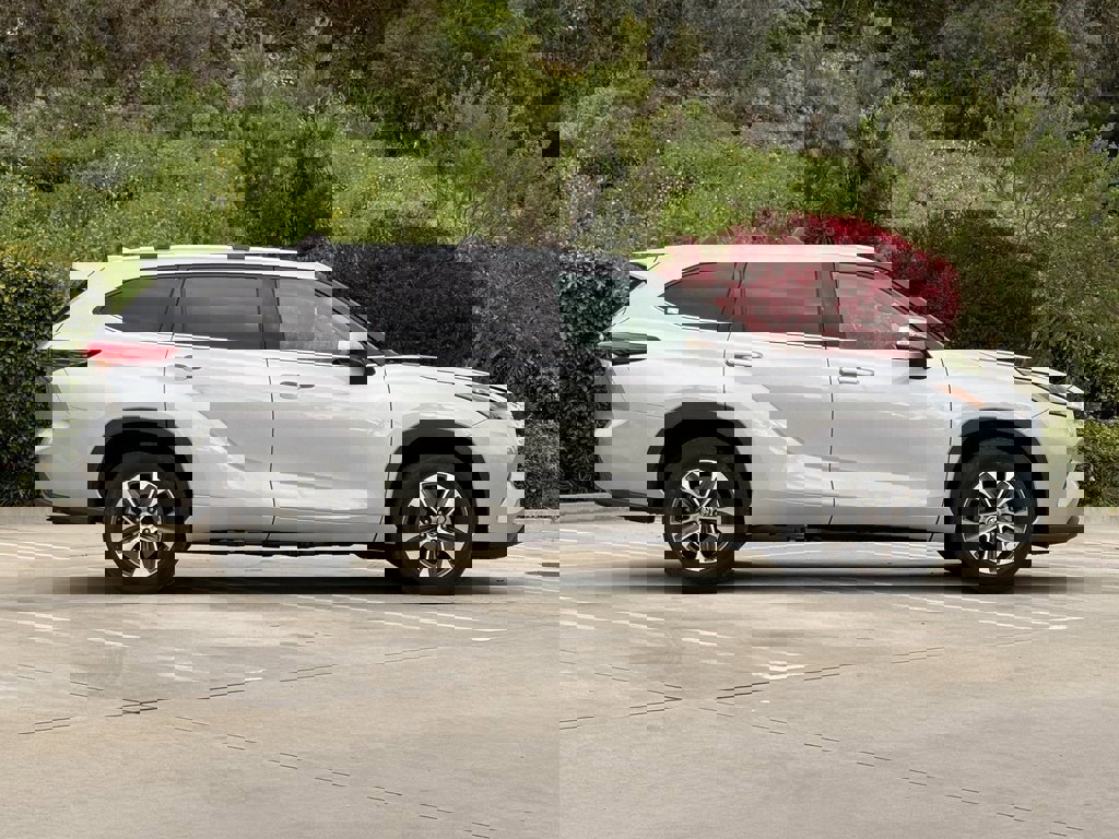 Used 2022 Toyota Highlander XLE image 9