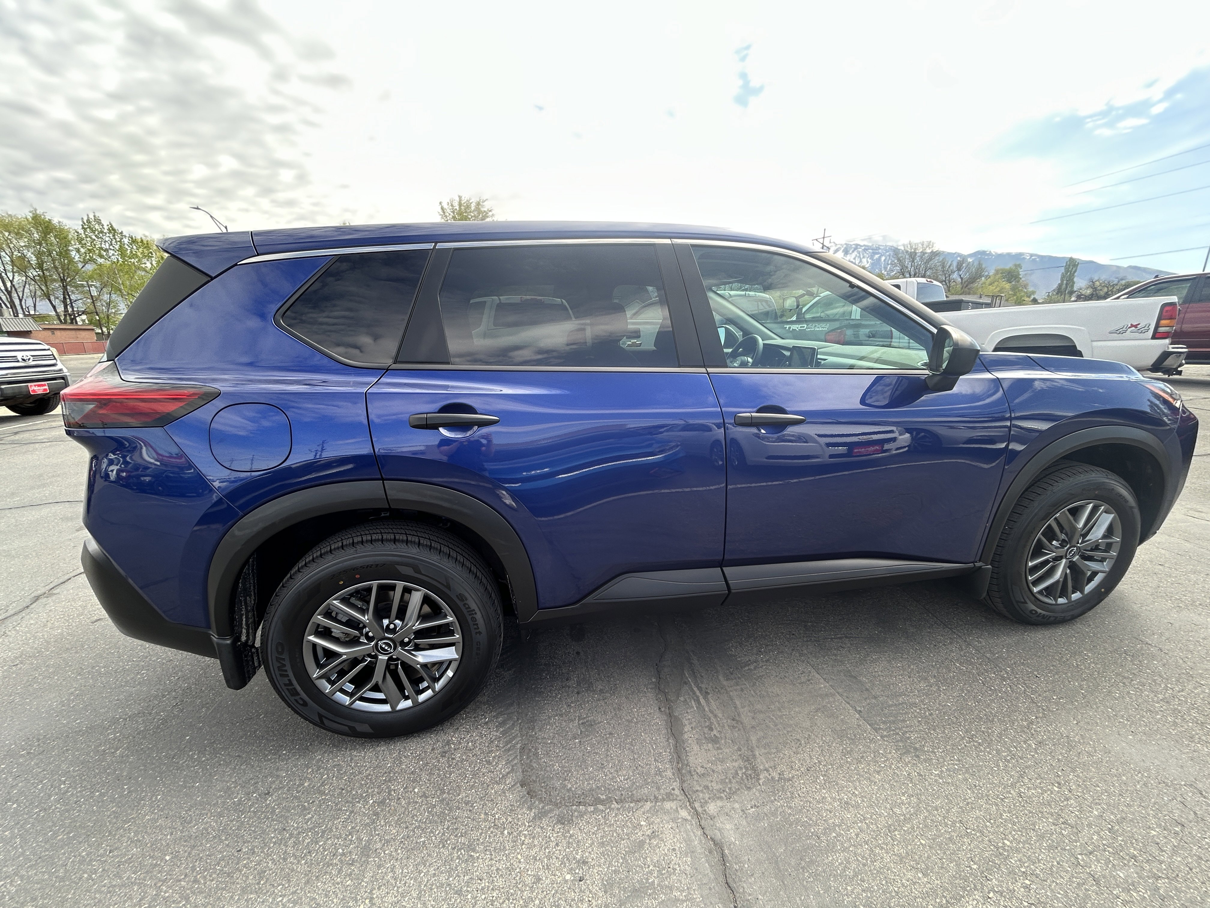 Used 2022 Nissan Rogue S image 4