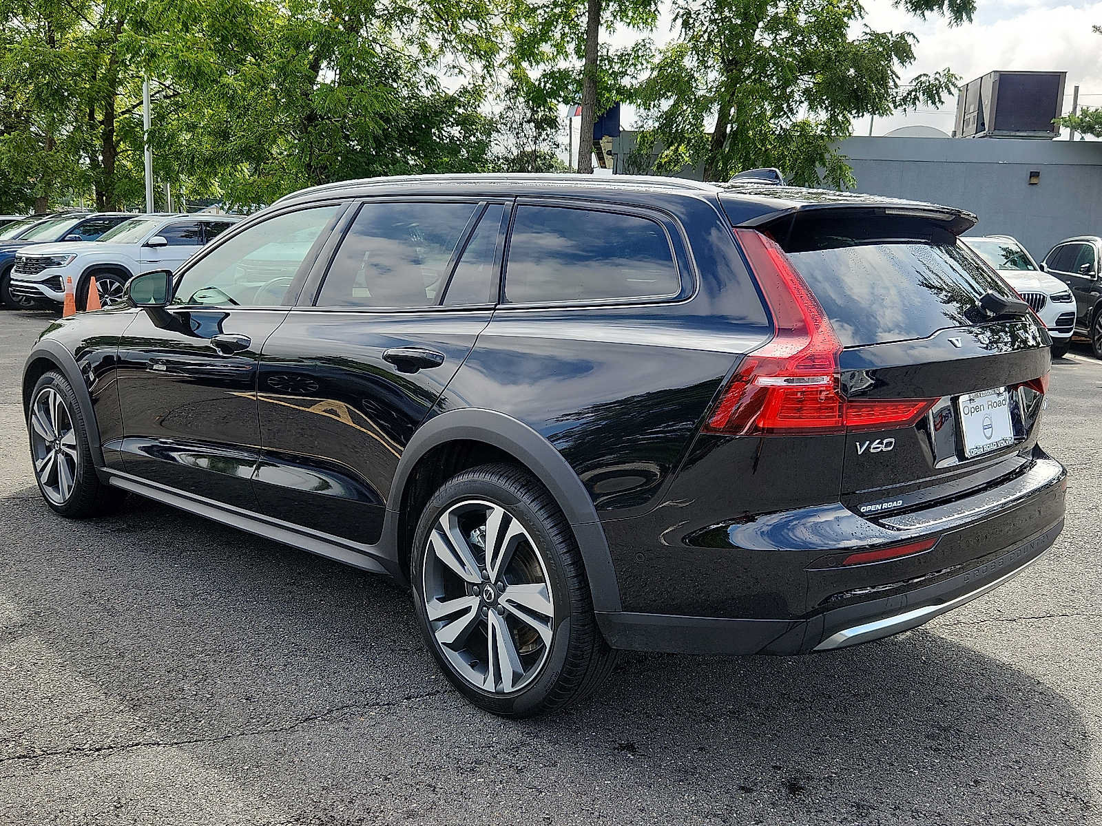 Certified 2024 Volvo V60 B5 Cross Country Plus w/ Protection Package Premier AWD/4WD image 4
