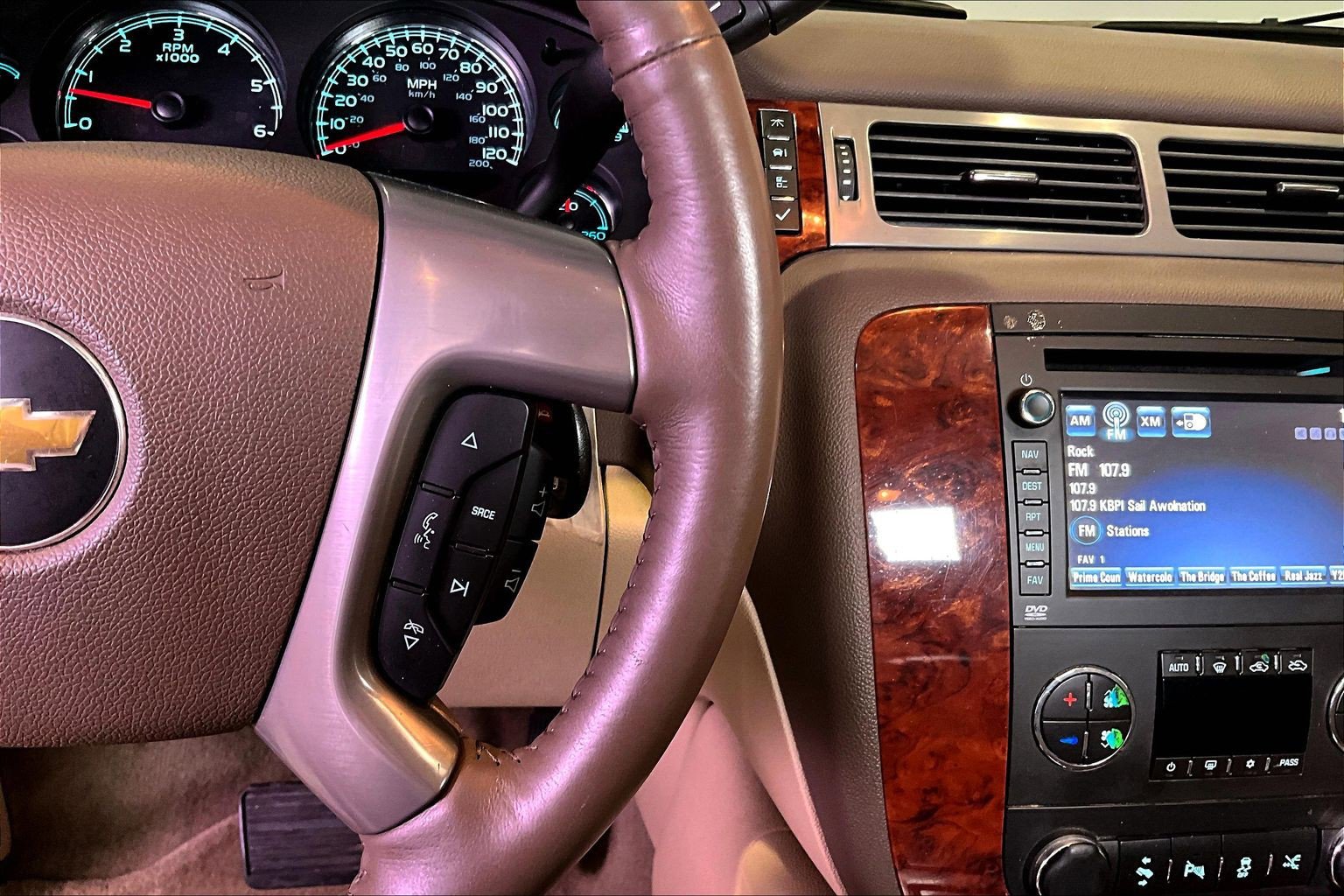 Used 2013 Chevrolet Avalanche LTZ AWD/4WD image 14