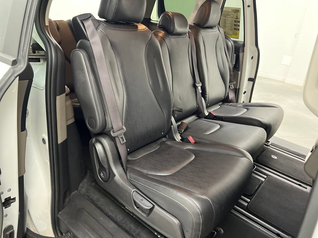 Used 2025 Kia Carnival FWD image 23