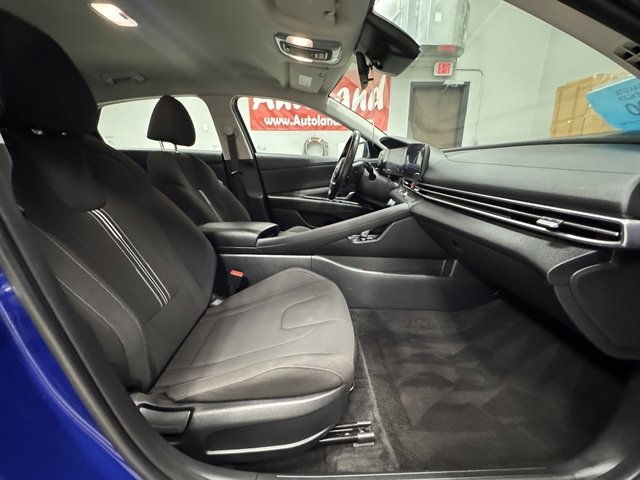 Used 2023 Hyundai Elantra SEL w/ Convenience Package image 9