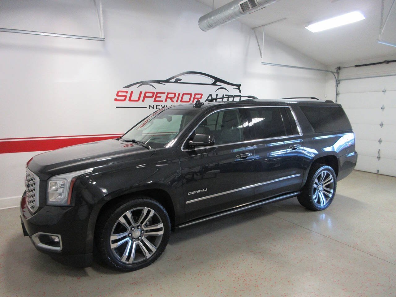 Used 2020 GMC Yukon XL Denali w/ Denali Premium Package AWD/4WD image 1