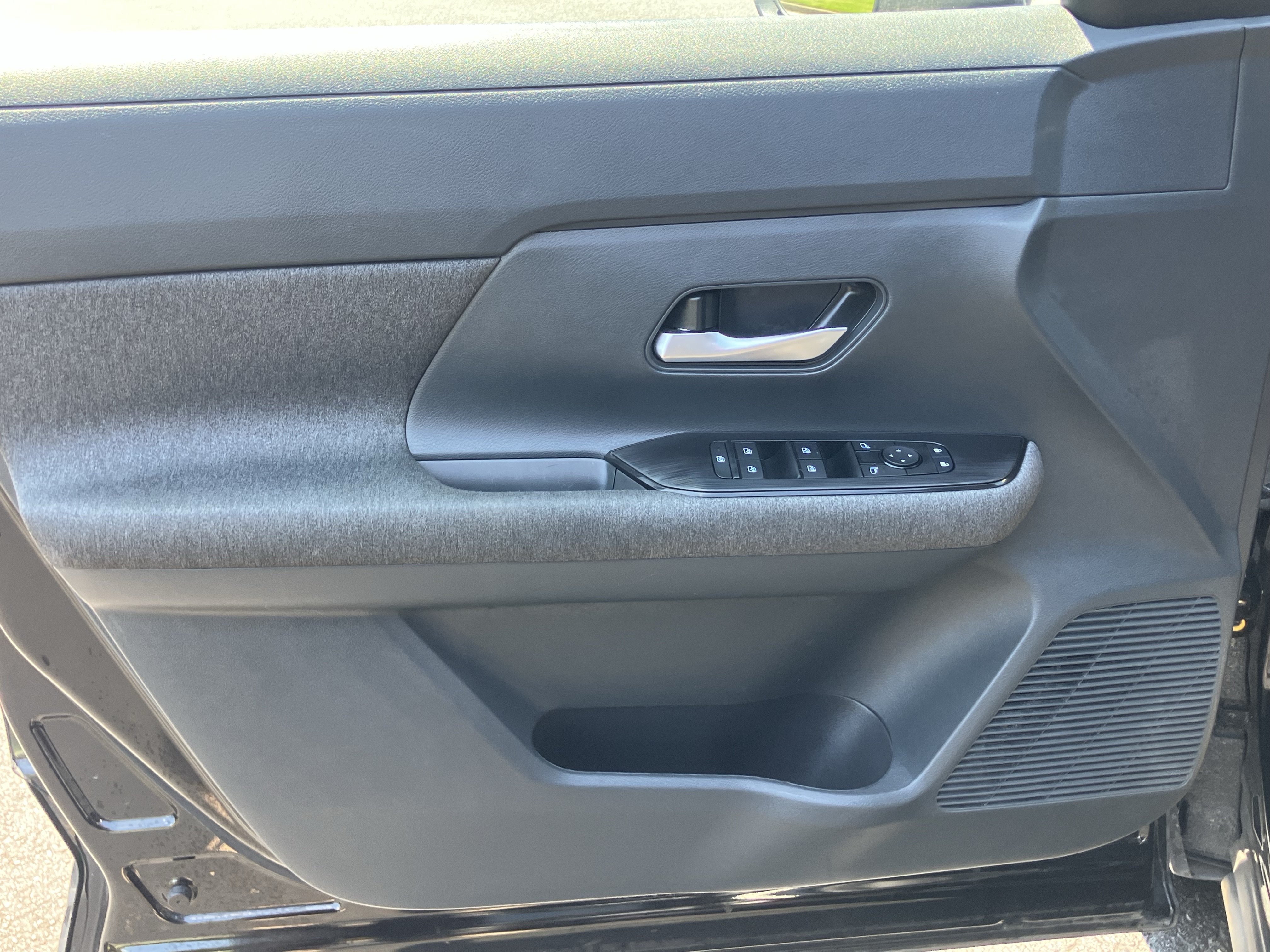 Used 2025 Nissan Kicks SV FWD image 14
