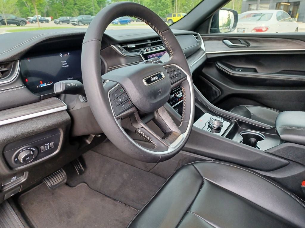 Used 2024 Jeep Grand Cherokee Limited w/ Black Appearance Package AWD/4WD image 15