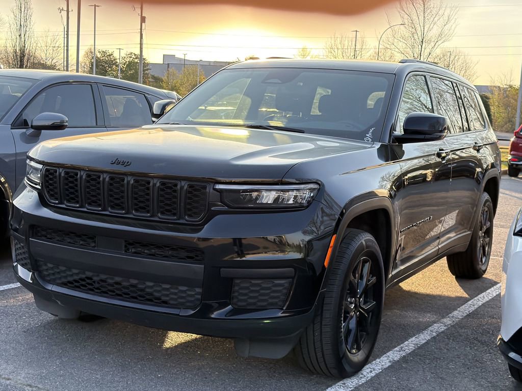 Used 2024 Jeep Grand Cherokee L Laredo image 3