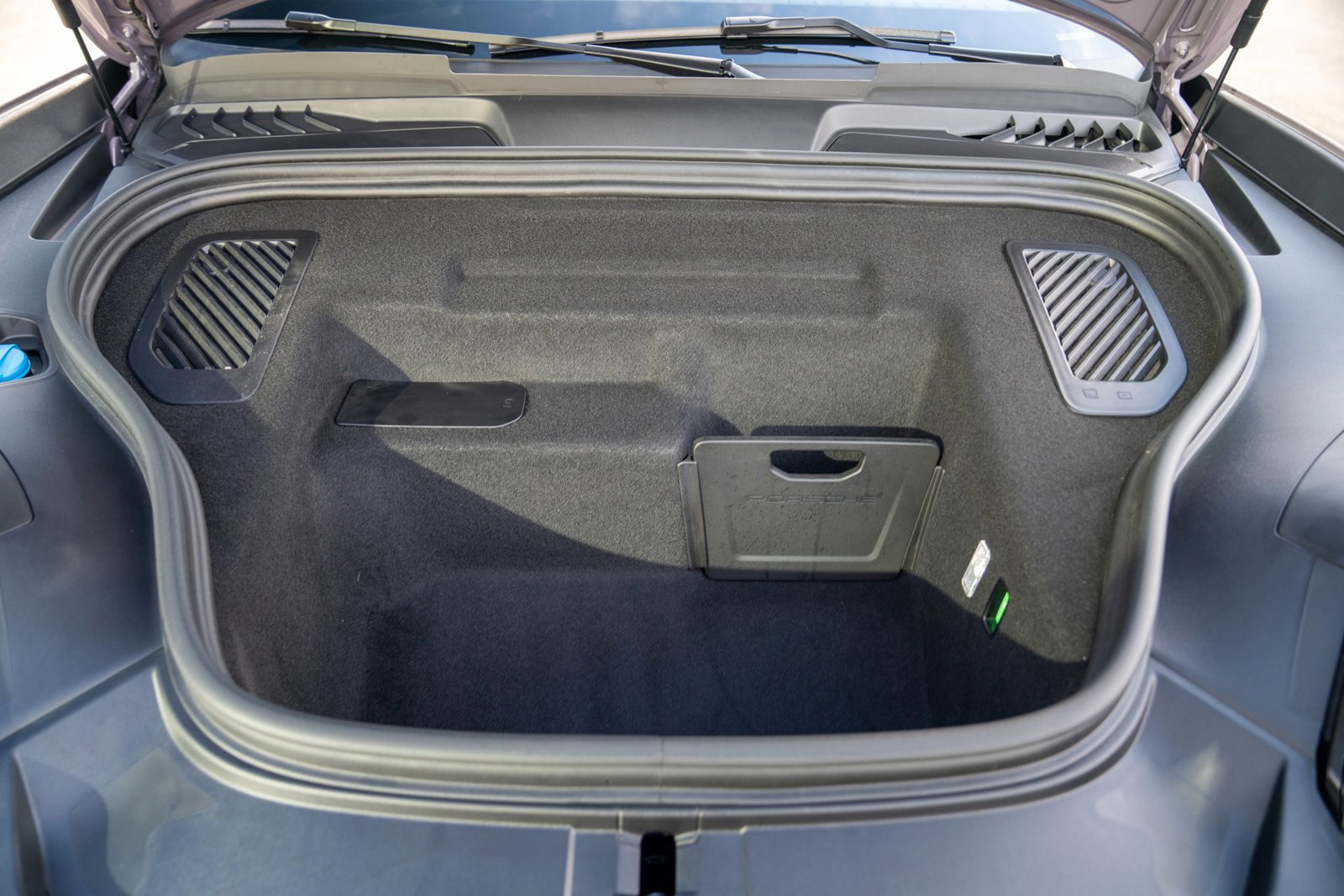 Certified 2025 Porsche Macan 4S Electric AWD/4WD image 28