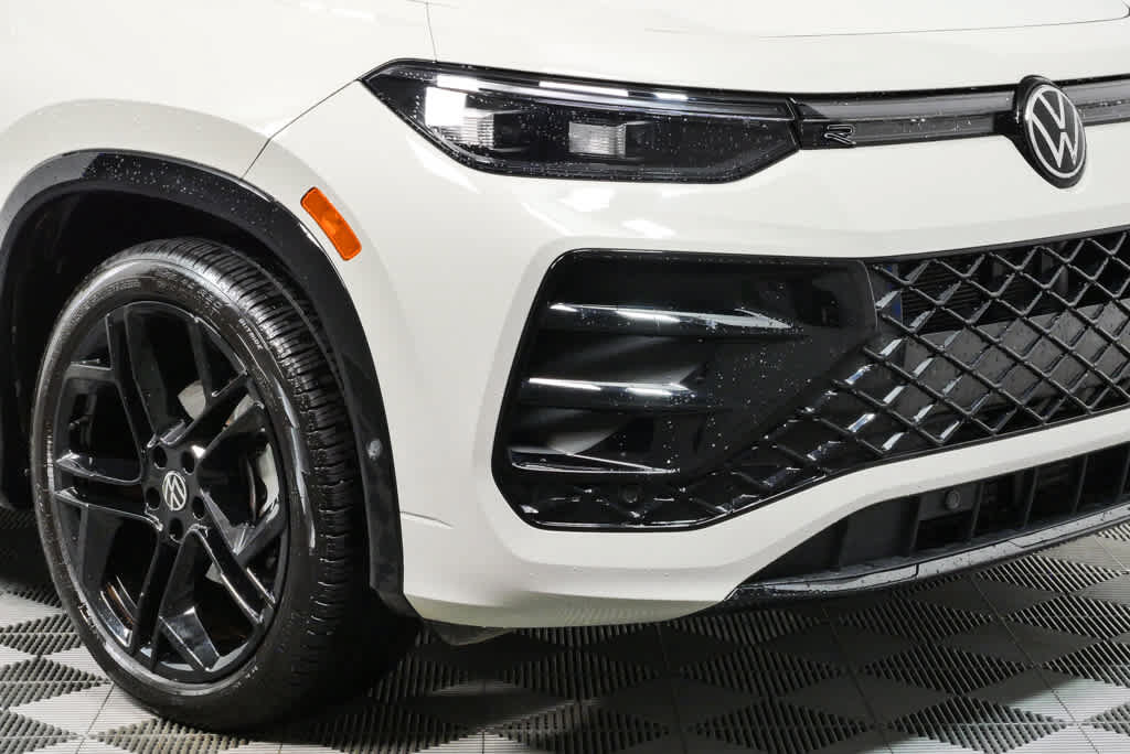 Certified 2025 Volkswagen Tiguan SE R-Line FWD image 39