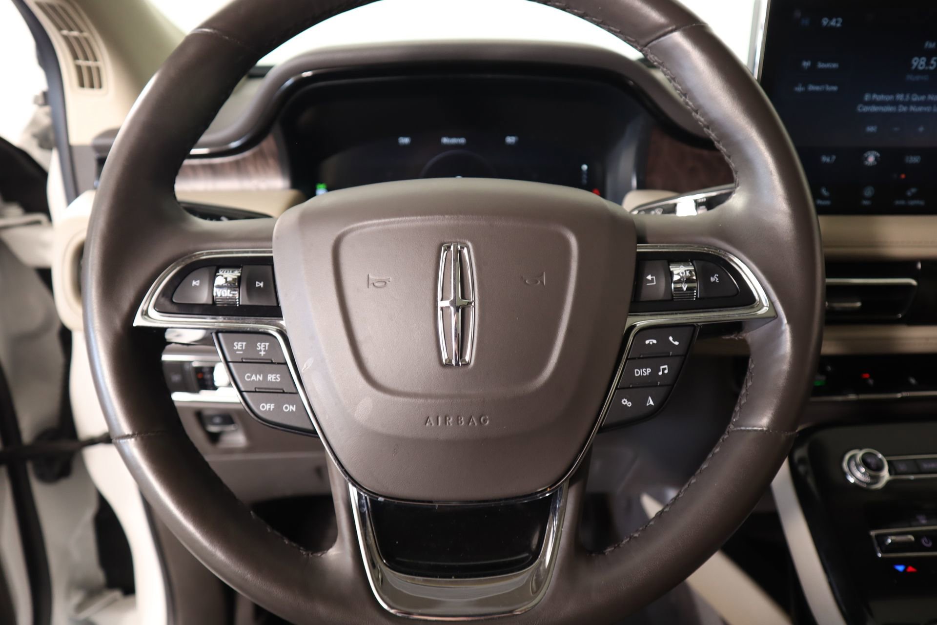 Used 2023 Lincoln Nautilus Reserve image 3