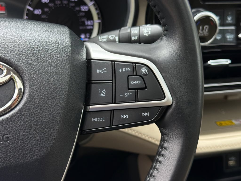 Used 2023 Toyota Highlander XLE AWD/4WD image 28