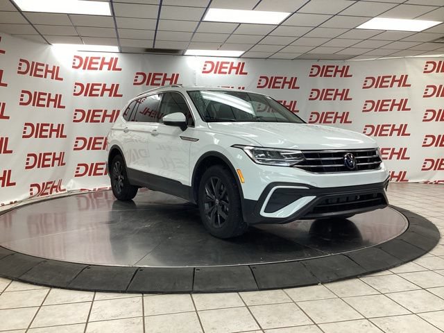 Used 2024 Volkswagen Tiguan SE AWD/4WD image 1