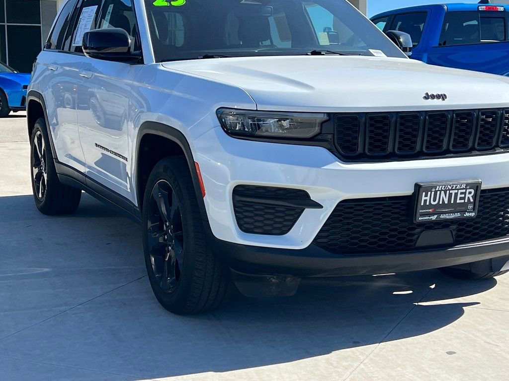 Certified 2023 Jeep Grand Cherokee Altitude image 11