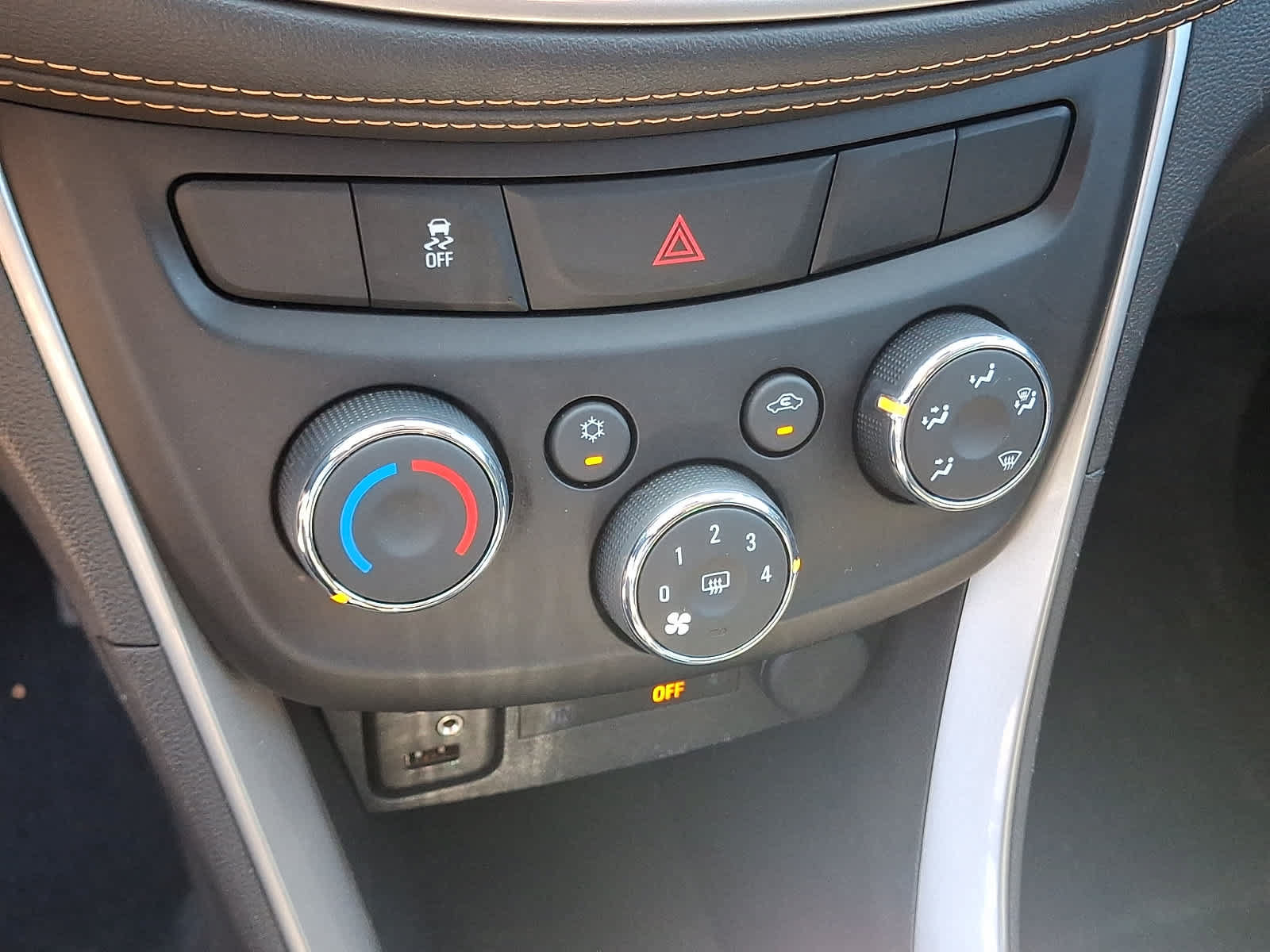 Used 2020 Chevrolet Trax LT w/ LT Convenience Package AWD/4WD image 17