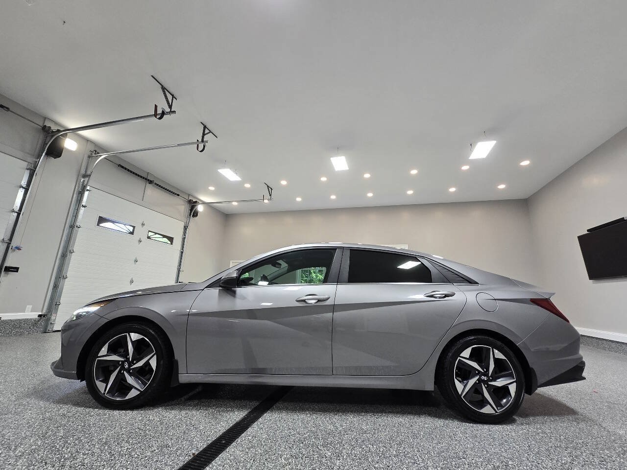 Used 2023 Hyundai Elantra Limited w/ Winter Weather Package FWD image 7