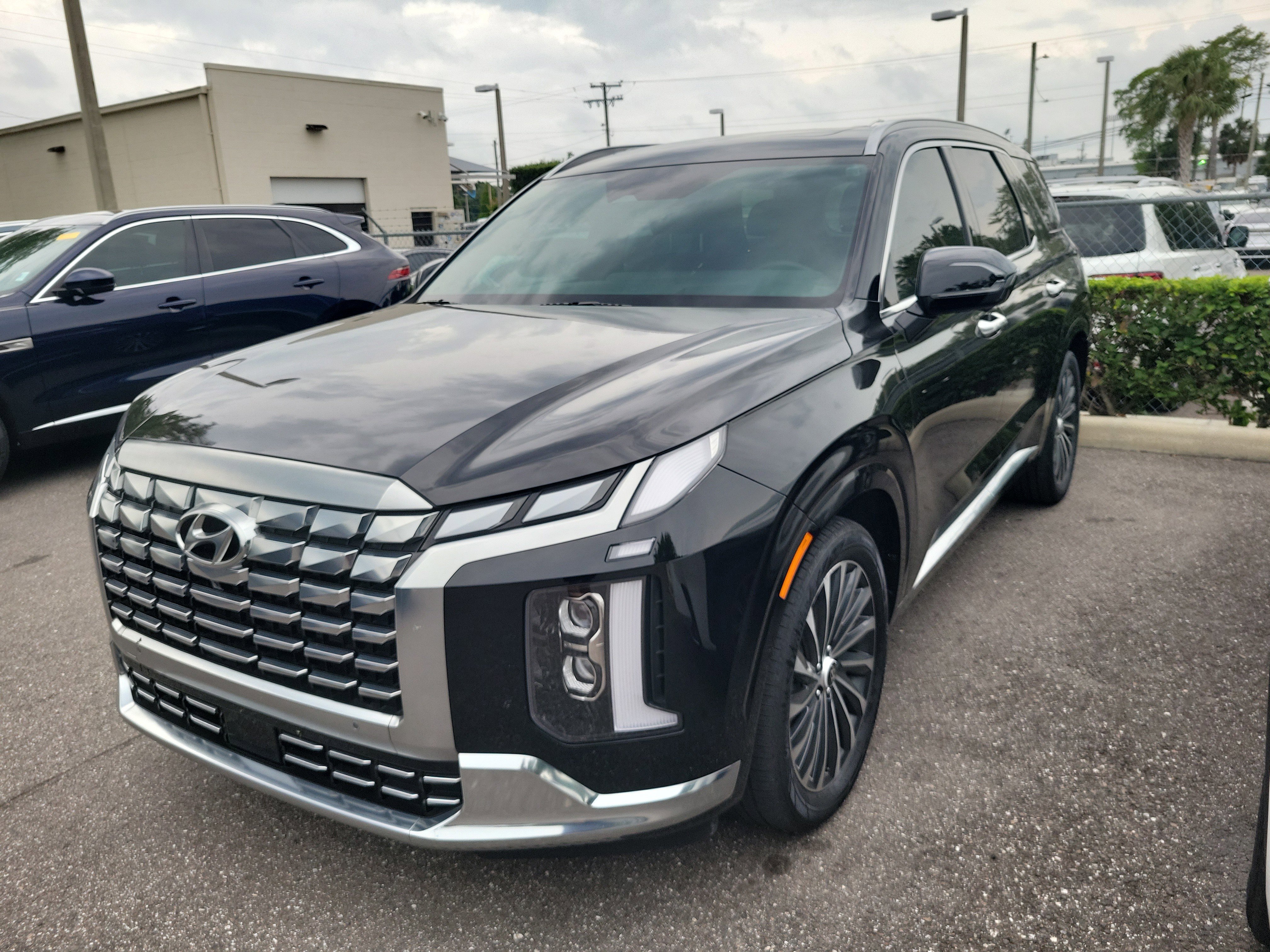 Used 2023 Hyundai Palisade Calligraphy w/ Cargo Package FWD image 1