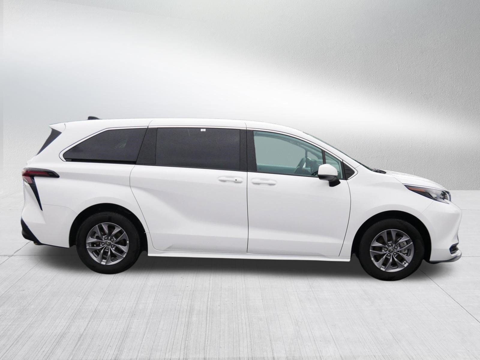 Certified 2025 Toyota Sienna LE FWD image 8