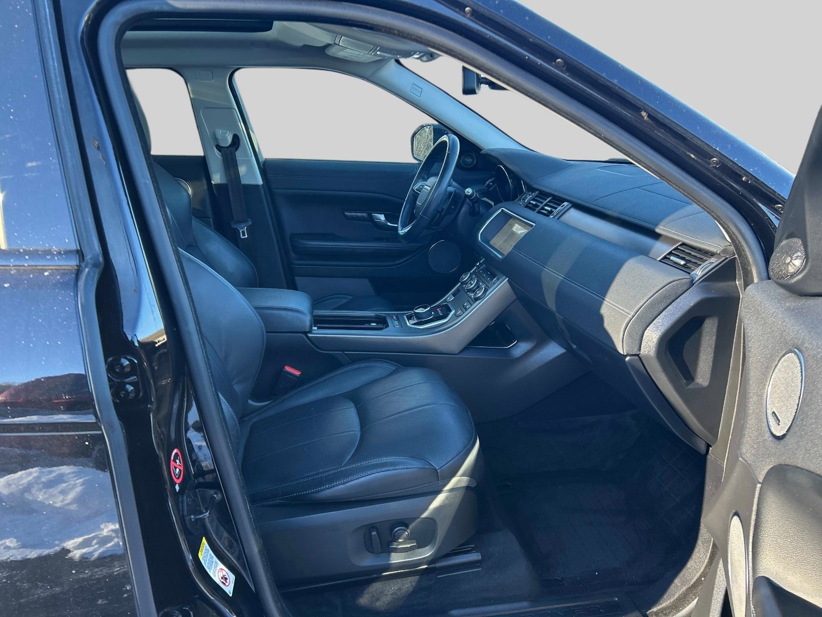 Used 2019 Land Rover Range Rover Evoque SE Premium image 19