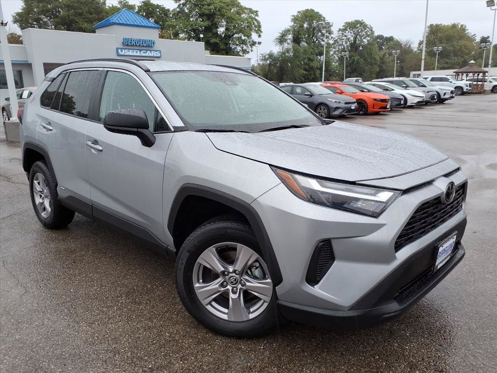 Used 2025 Toyota RAV4 LE AWD/4WD image 2