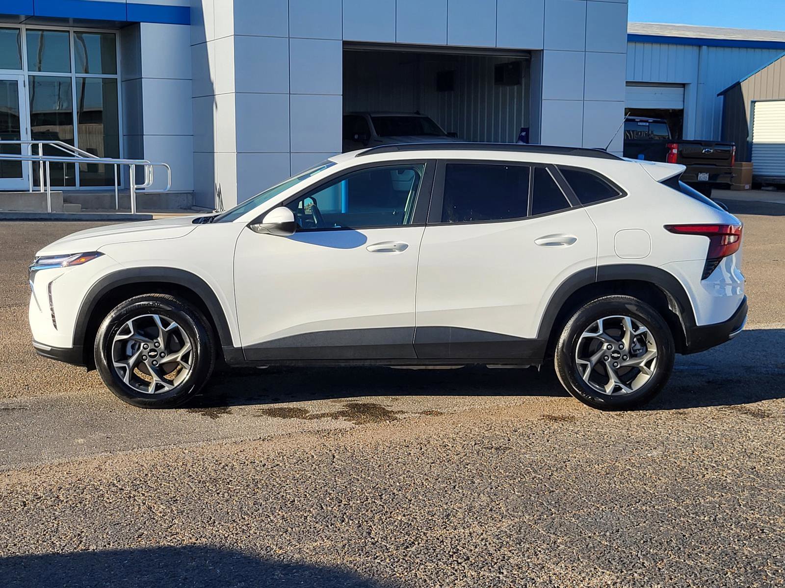 Used 2025 Chevrolet Trax LT w/ LT Convenience Package image 2