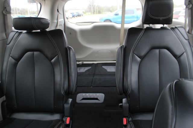 Used 2024 Chrysler Pacifica Touring-L image 27