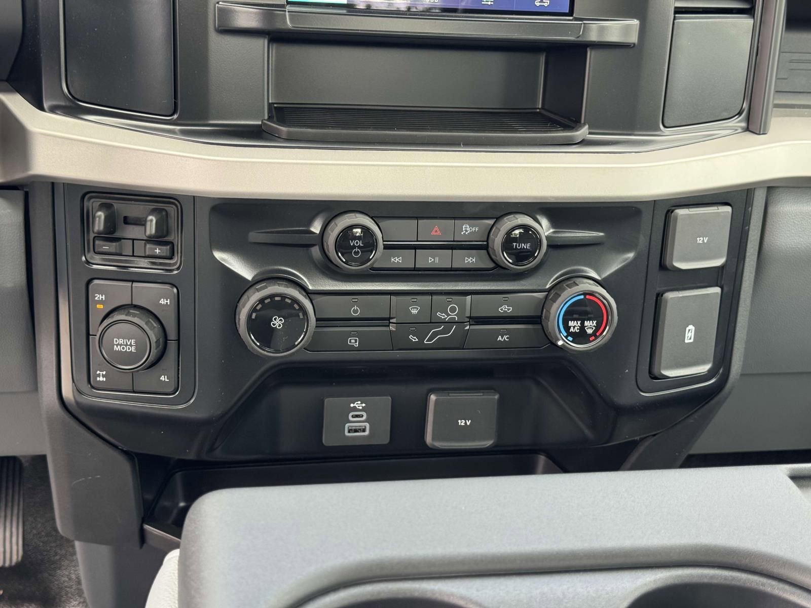 New 2025 Ford F250 XLT w/ FX4 Off-Road Package image 14