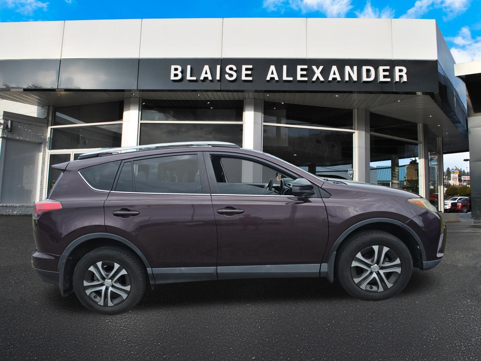 Used 2016 Toyota RAV4 LE AWD/4WD image 2