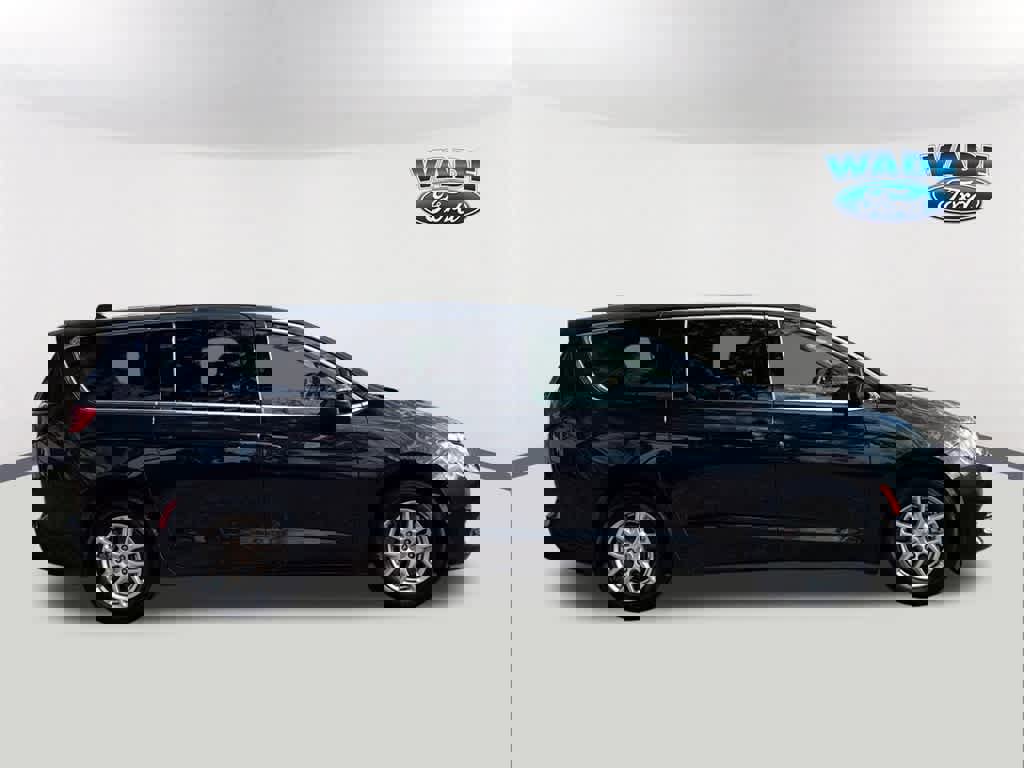 Used 2023 Chrysler Voyager LX image 4