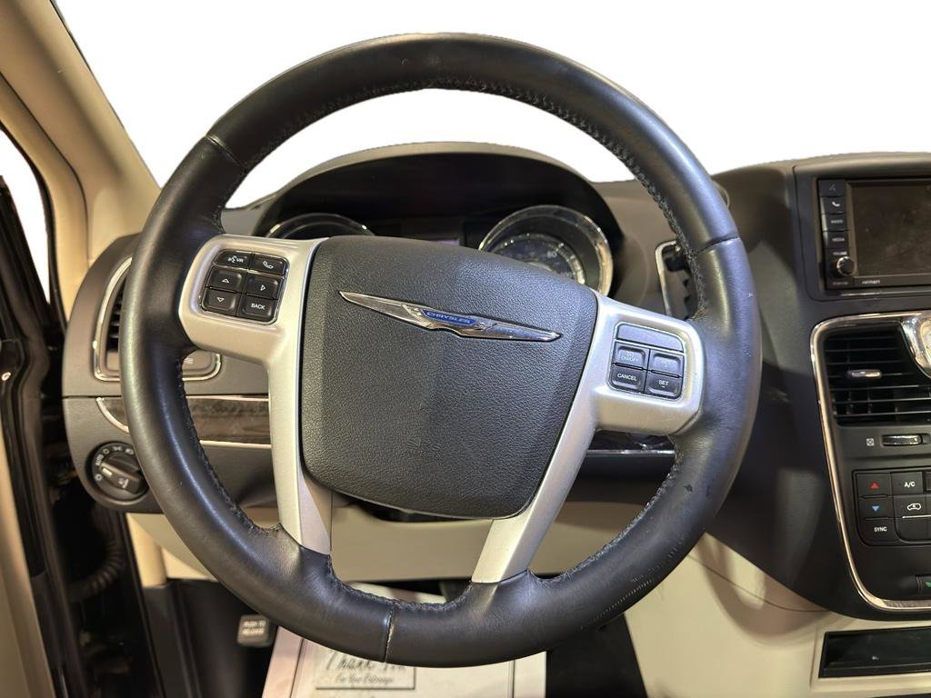 Used 2016 Chrysler Town & Country Touring image 15