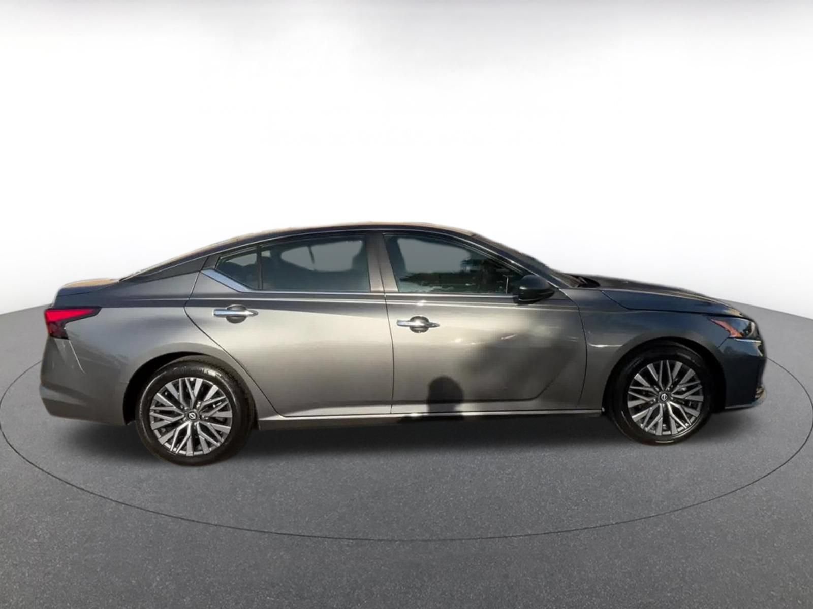 Used 2025 Nissan Altima 2.5 SV FWD image 15