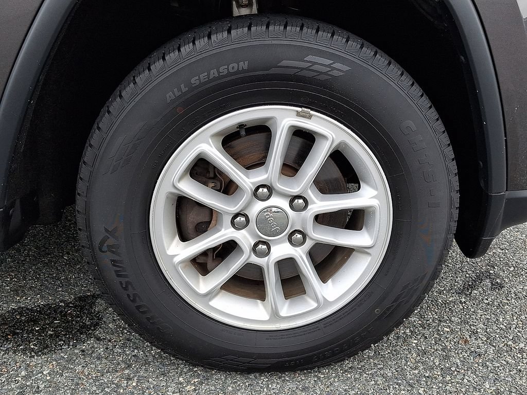 Used 2019 Jeep Grand Cherokee Laredo AWD/4WD image 8