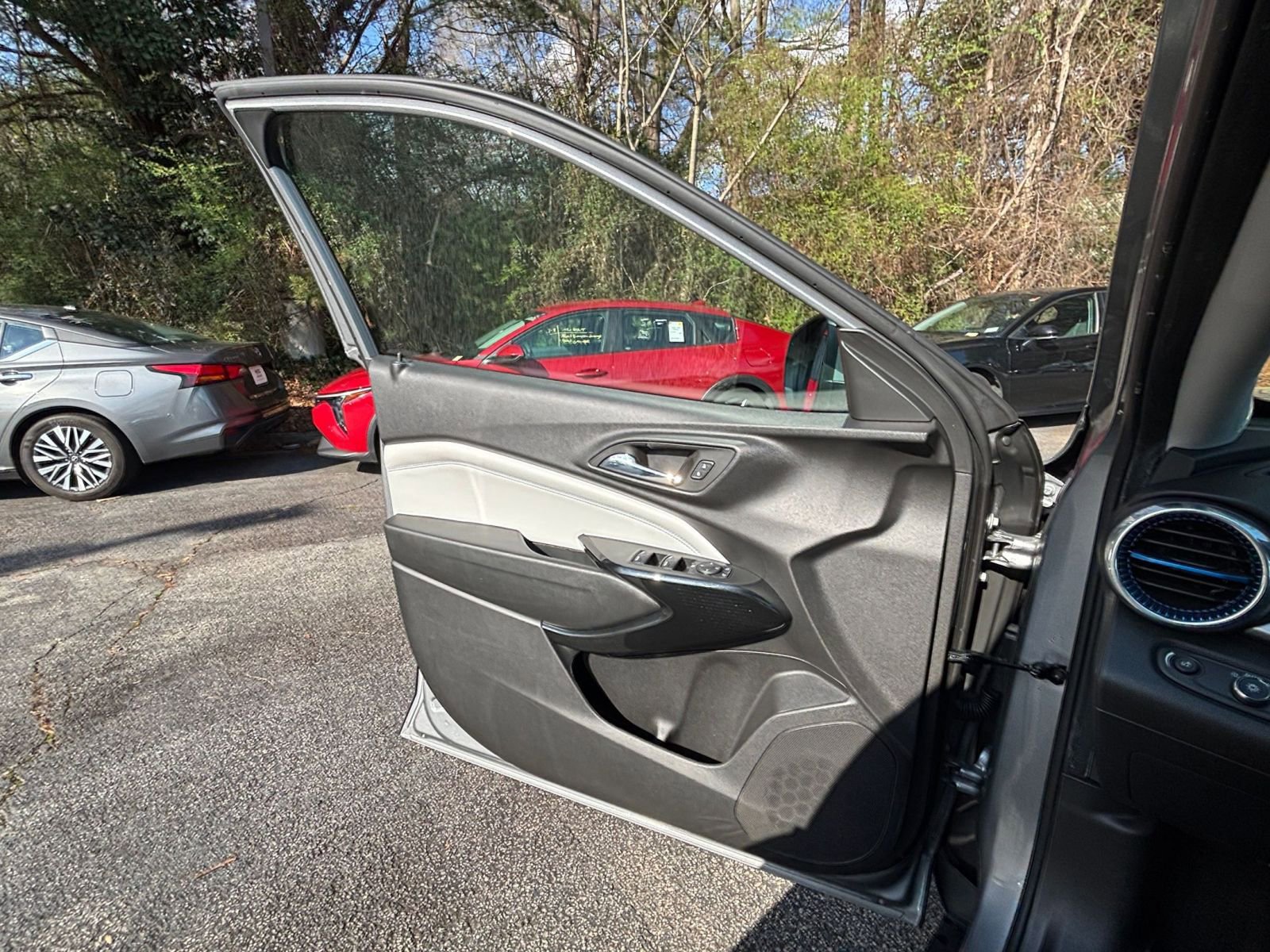 Used 2025 Chevrolet Trax LT image 18