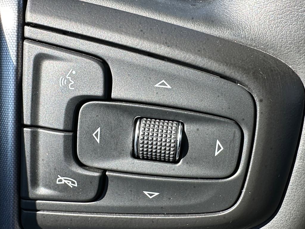 Used 2023 GMC Yukon SLT w/ SLT Luxury Package image 18