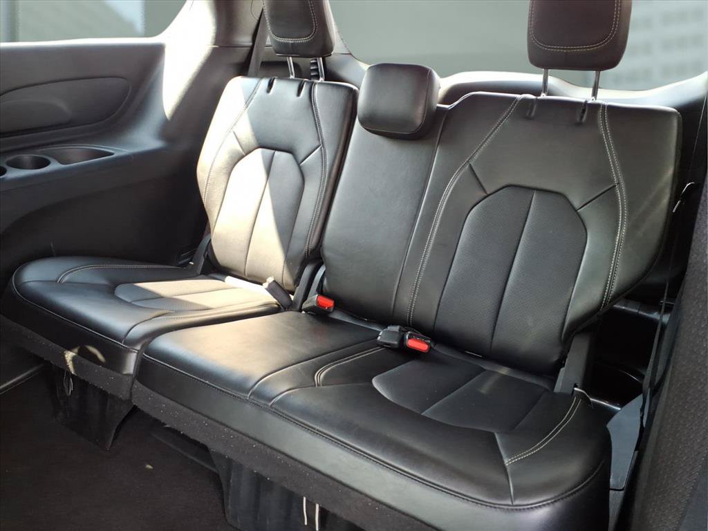 Used 2025 Chrysler Pacifica Select FWD image 18