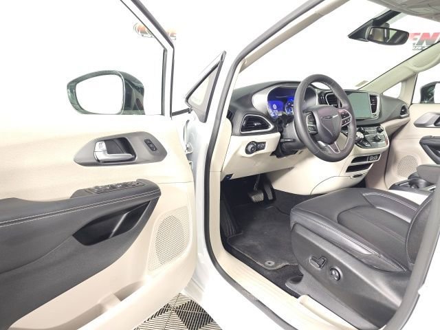 Used 2024 Chrysler Pacifica Touring-L image 20