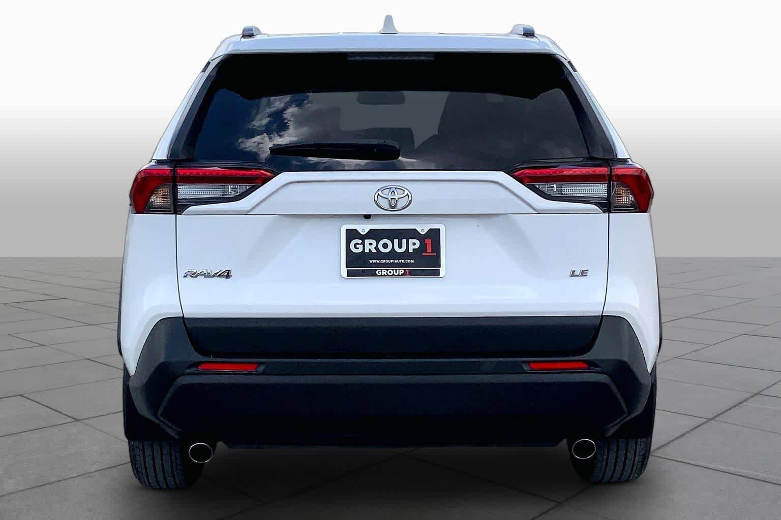 Used 2021 Toyota RAV4 LE FWD image 5