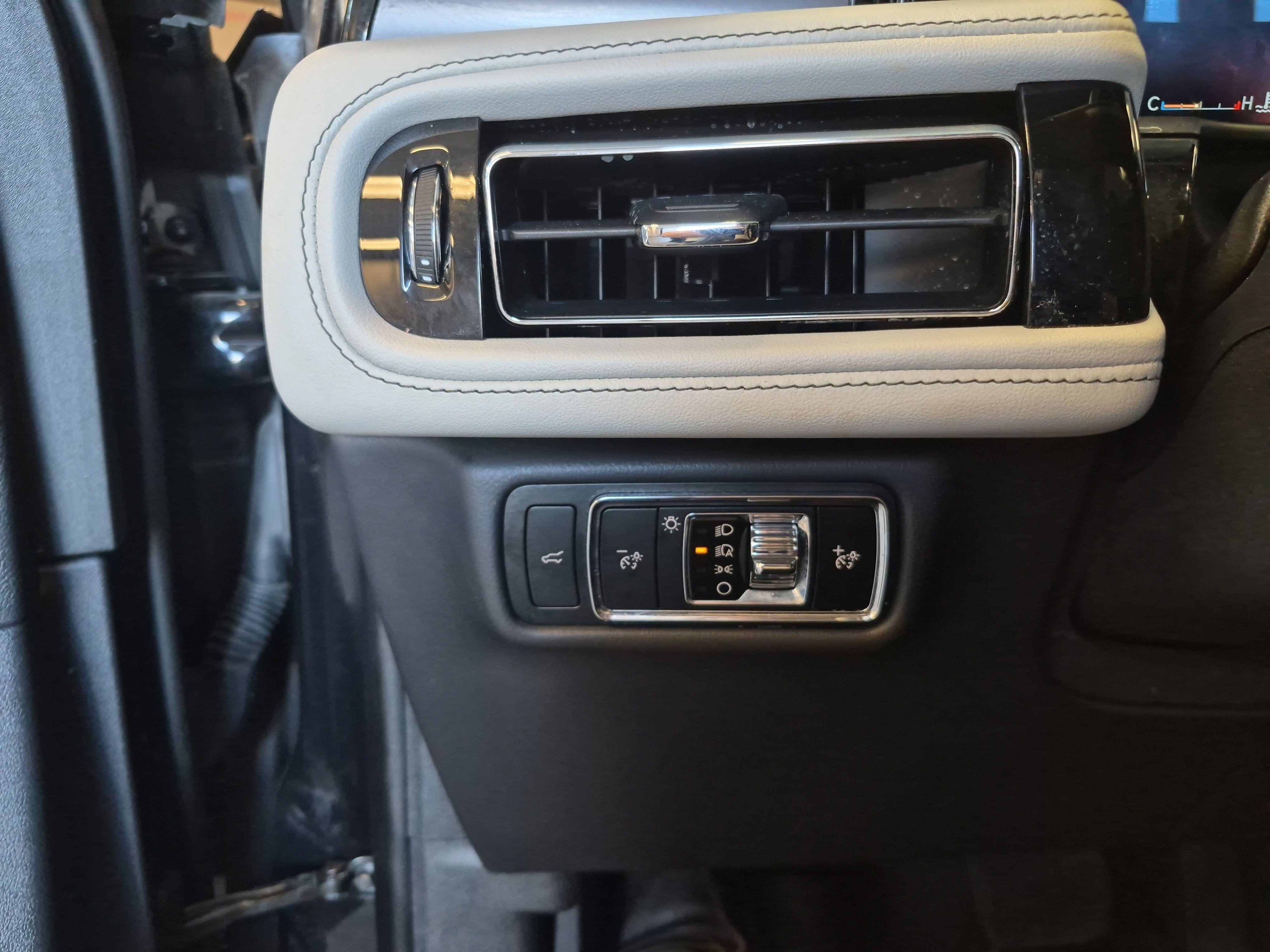 Used 2025 Lincoln Aviator AWD w/ Jet Appearance Package image 23