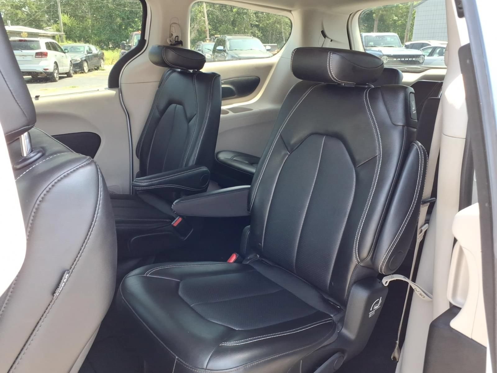 Used 2024 Chrysler Pacifica Touring-L FWD image 10