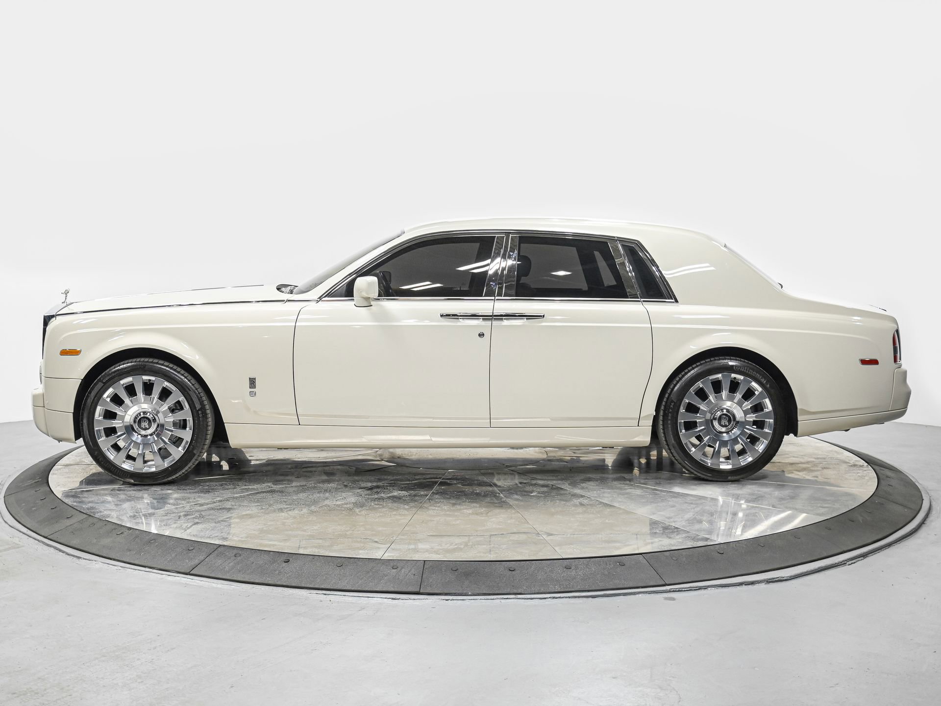 Used 2004 Rolls-Royce Phantom Sedan RWD image 2