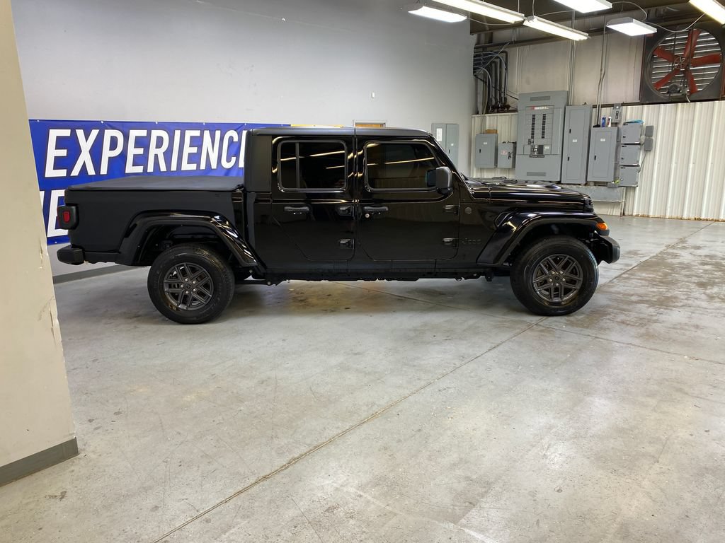Used 2024 Jeep Gladiator Sport AWD/4WD image 8