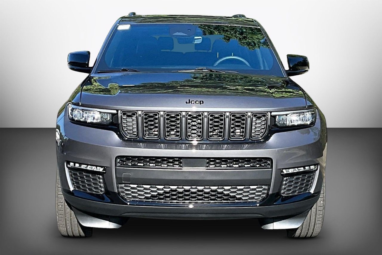 Used 2025 Jeep Grand Cherokee L Limited w/ Black Appearance Package AWD/4WD image 3
