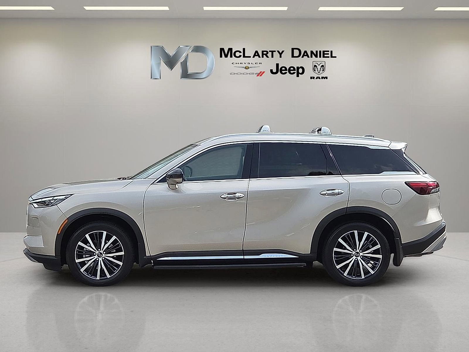 Used 2025 INFINITI QX60 Sensory w/ Vision Package AWD/4WD image 3