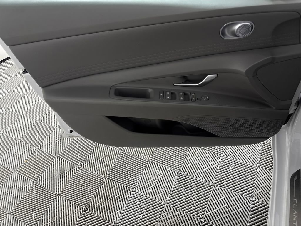 Certified 2024 Hyundai Elantra SE FWD image 12
