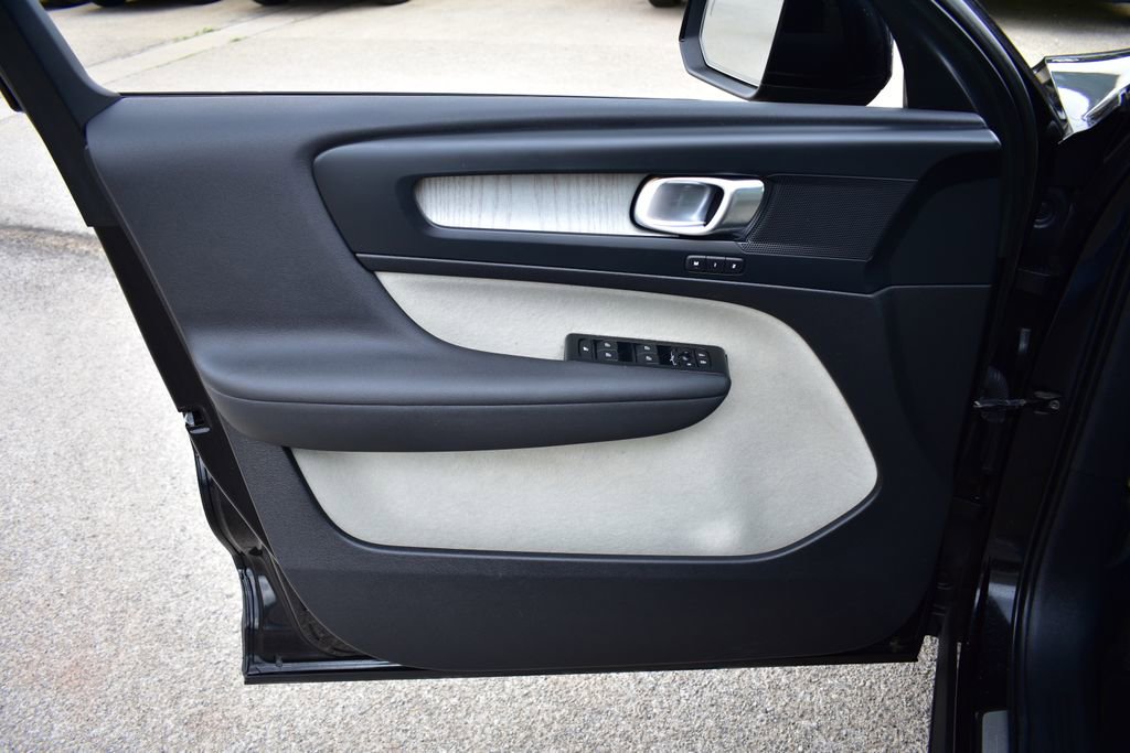 Used 2023 Volvo XC40 B5 Plus image 14